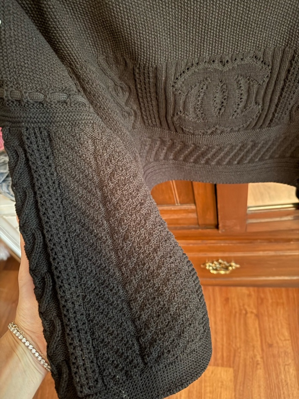 CHANEL Black Off-the-Shoulder Cable Knit Sweater with Logo - Picture 4 of 8